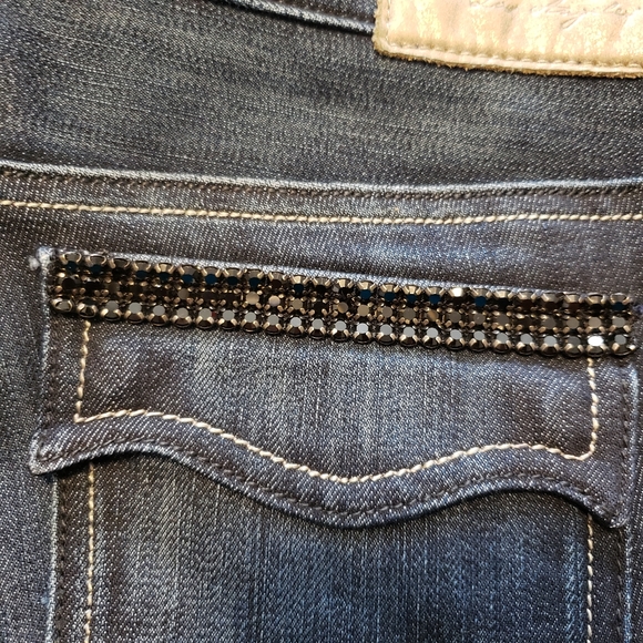 Guess, 29, low-rise, boot cut, dark blue jeans, like new! On trend!! Boho chic! - Picture 7 of 14